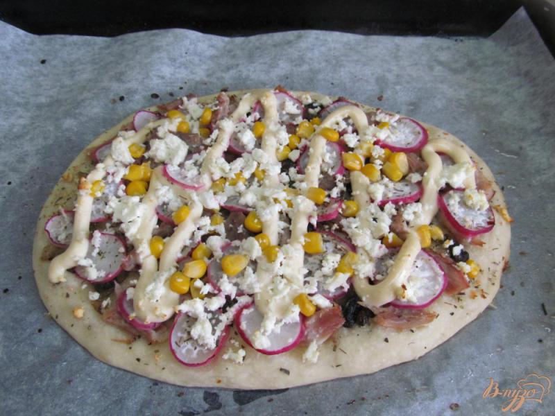 Фото приготовление рецепта: Пицца с грибами и редисом шаг №9