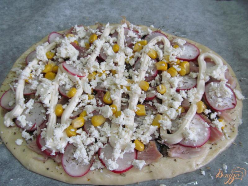 Фото приготовление рецепта: Пицца с грибами и редисом шаг №8