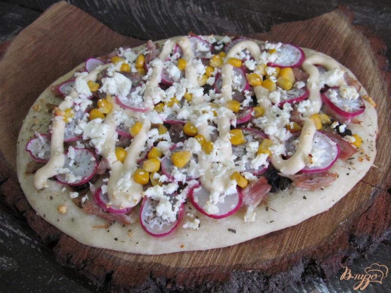 Фото приготовление рецепта: Пицца с грибами и редисом шаг №10