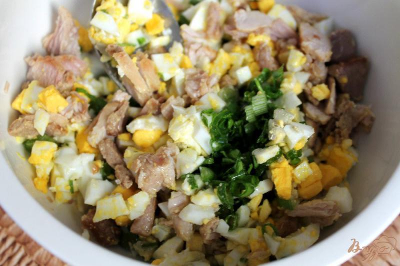 Фото приготовление рецепта: Мясной салат с яйцом и зеленью шаг №5