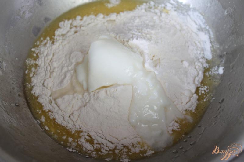 Фото приготовление рецепта: Закусочные кексы с мясом кролика, шпинатом и сыром шаг №2