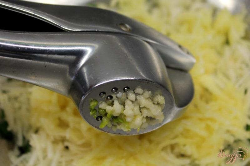 Фото приготовление рецепта: Салат с сельдереем, яблоком и зеленью шаг №4