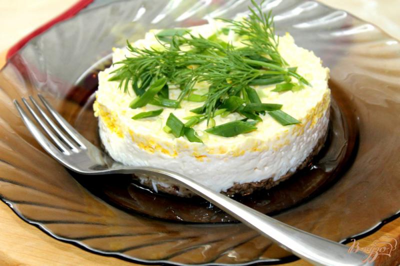 Фото приготовление рецепта: Салат с консервированным тунцом и плавленным сыром шаг №6