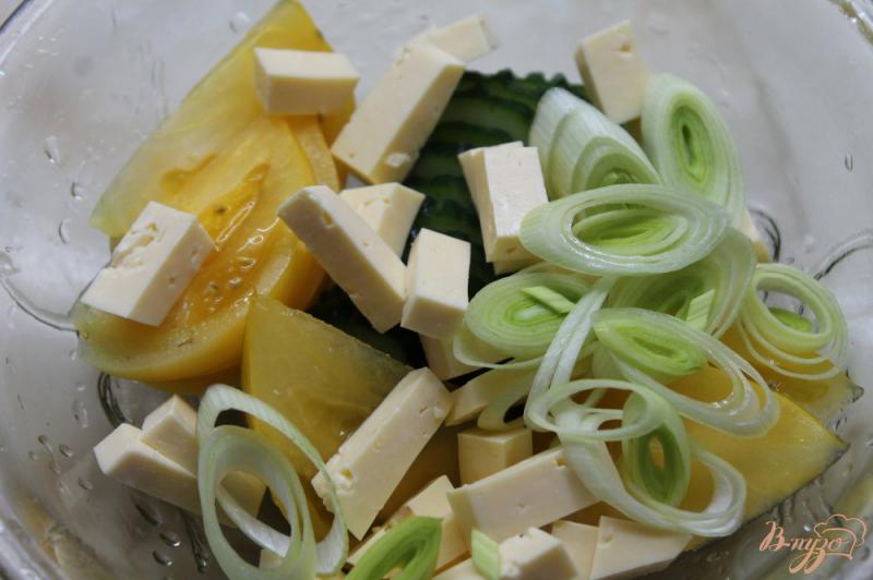 Фото приготовление рецепта: Салат с желтыми помидорами, беконом и сыром шаг №3