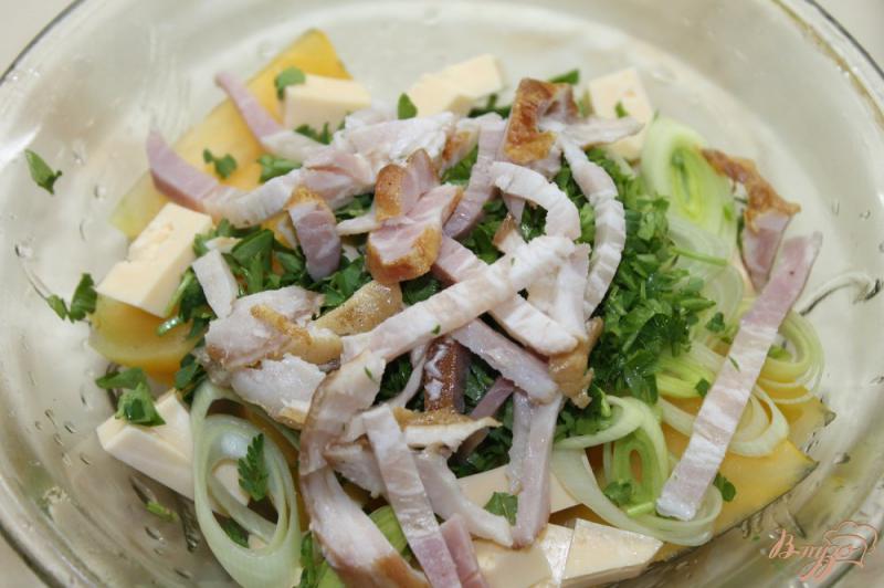 Фото приготовление рецепта: Салат с желтыми помидорами, беконом и сыром шаг №4