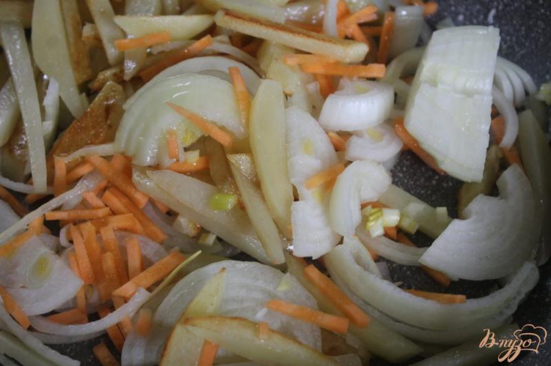 Фото приготовление рецепта: Жареный картофель с кабачками шаг №3