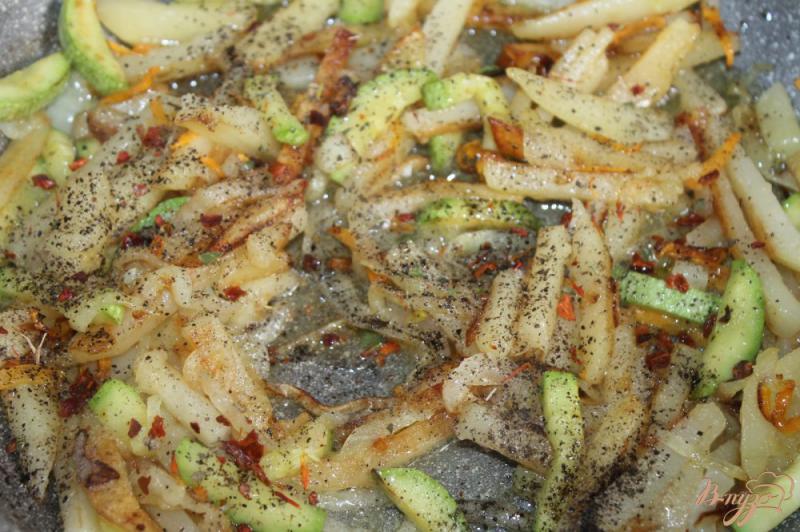 Фото приготовление рецепта: Жареный картофель с кабачками шаг №5