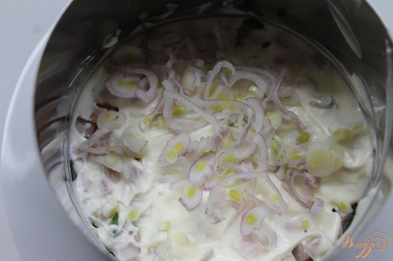 Фото приготовление рецепта: Мясной слоеный салат с ветчиной и яйцом шаг №2