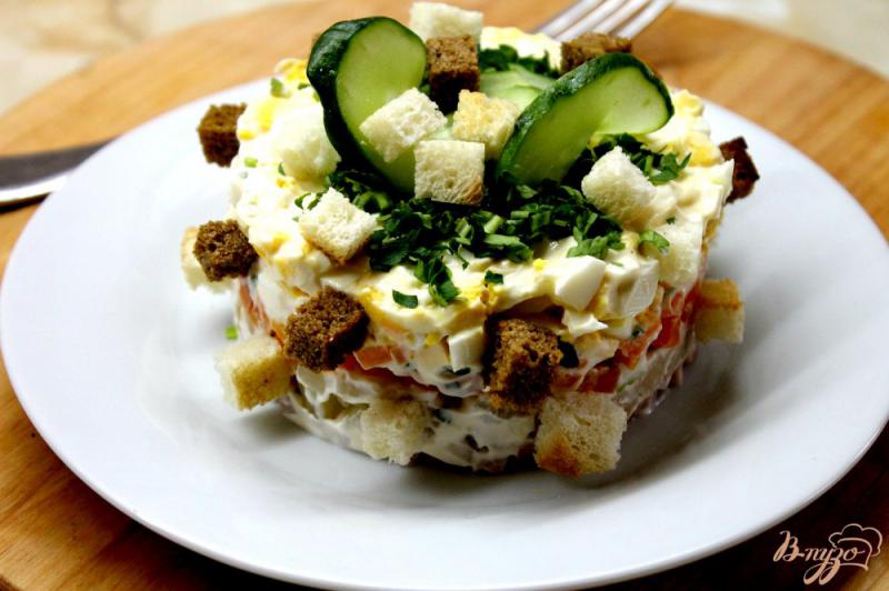 Фото приготовление рецепта: Мясной слоеный салат с ветчиной и яйцом шаг №7