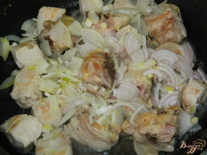 Фото приготовление рецепта: Курица с грибами в сливках шаг №2