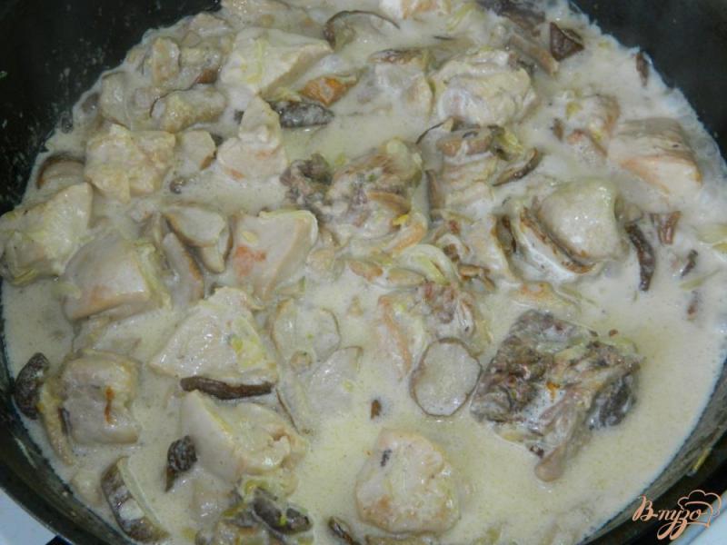 Фото приготовление рецепта: Курица с грибами в сливках шаг №4