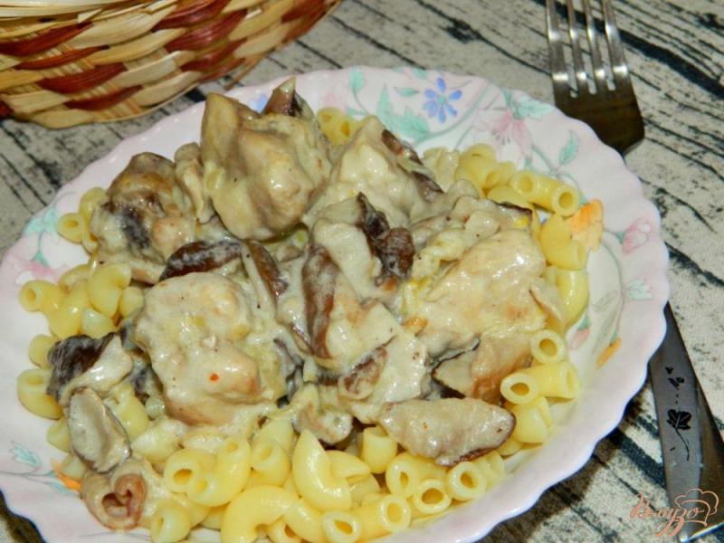 Фото приготовление рецепта: Курица с грибами в сливках шаг №5