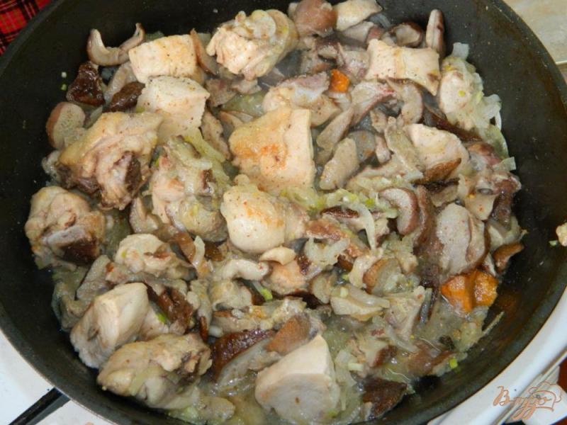 Фото приготовление рецепта: Курица с грибами в сливках шаг №3