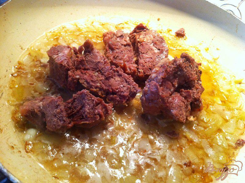 Фото приготовление рецепта: Спагетти с соусом из говяжьей тушенки шаг №3
