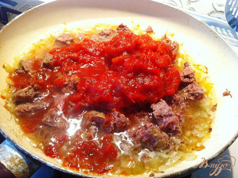 Фото приготовление рецепта: Спагетти с соусом из говяжьей тушенки шаг №4