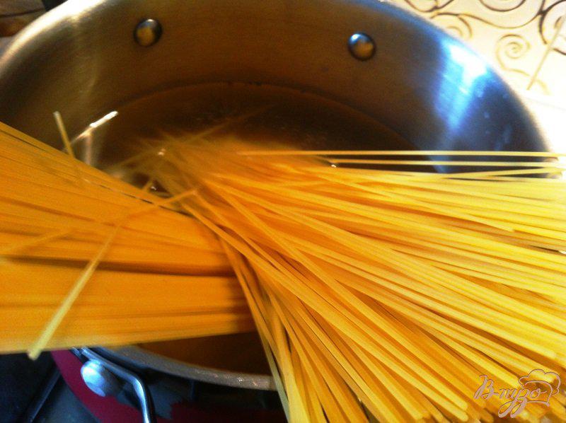 Фото приготовление рецепта: Спагетти с соусом из говяжьей тушенки шаг №5