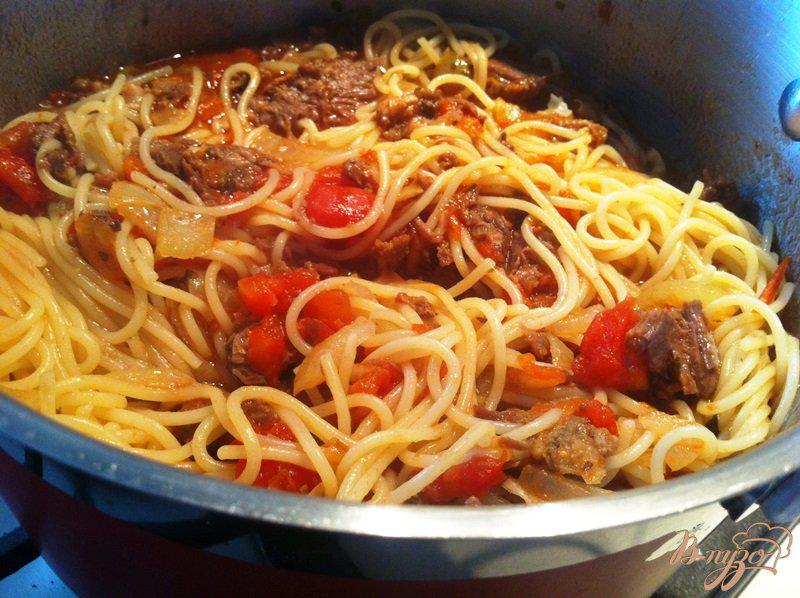Фото приготовление рецепта: Спагетти с соусом из говяжьей тушенки шаг №7