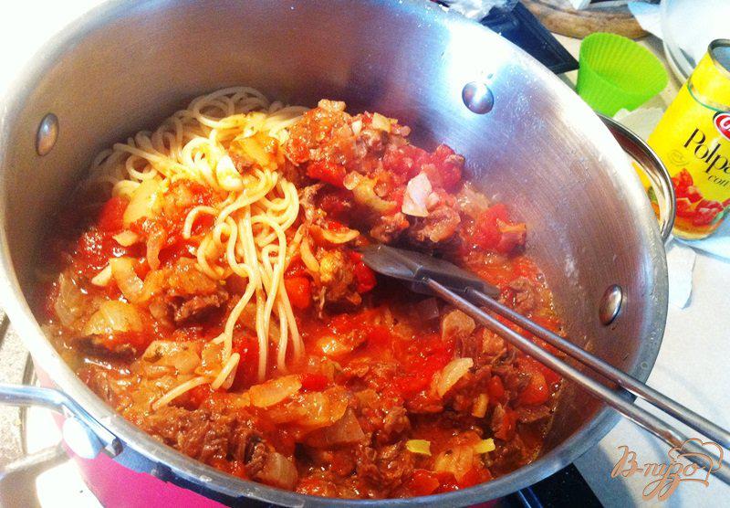 Фото приготовление рецепта: Спагетти с соусом из говяжьей тушенки шаг №6