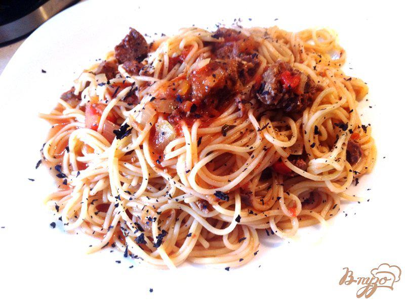 Фото приготовление рецепта: Спагетти с соусом из говяжьей тушенки шаг №8