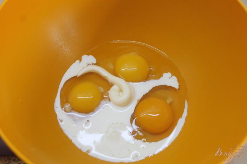Фото приготовление рецепта: Омлет из троих яиц с ветчиной и вареной колбасой шаг №1