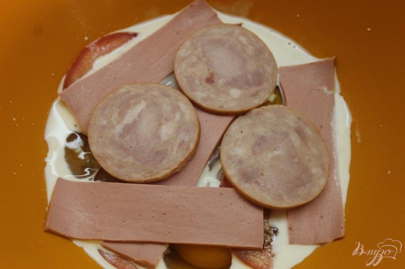 Фото приготовление рецепта: Омлет из троих яиц с ветчиной и вареной колбасой шаг №4