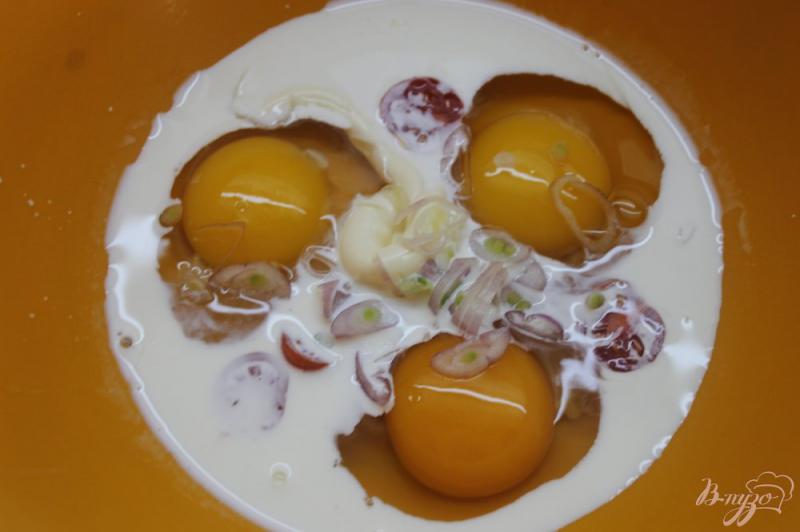 Фото приготовление рецепта: Омлет из троих яиц с ветчиной и вареной колбасой шаг №2