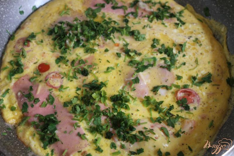 Фото приготовление рецепта: Омлет из троих яиц с ветчиной и вареной колбасой шаг №7