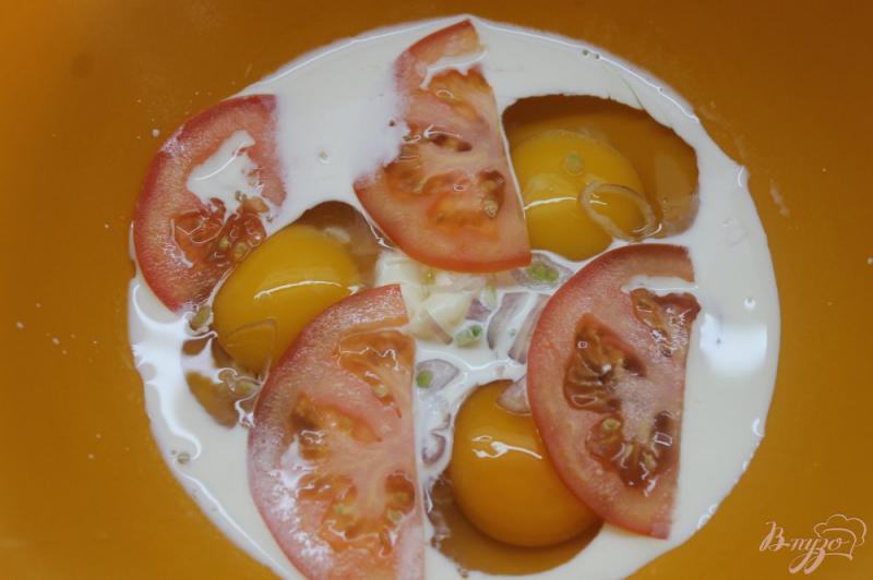 Фото приготовление рецепта: Омлет из троих яиц с ветчиной и вареной колбасой шаг №3