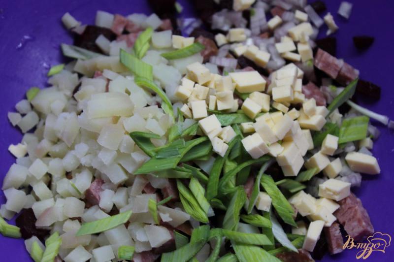 Фото приготовление рецепта: Свекольный салат с колбасой и сыром шаг №4