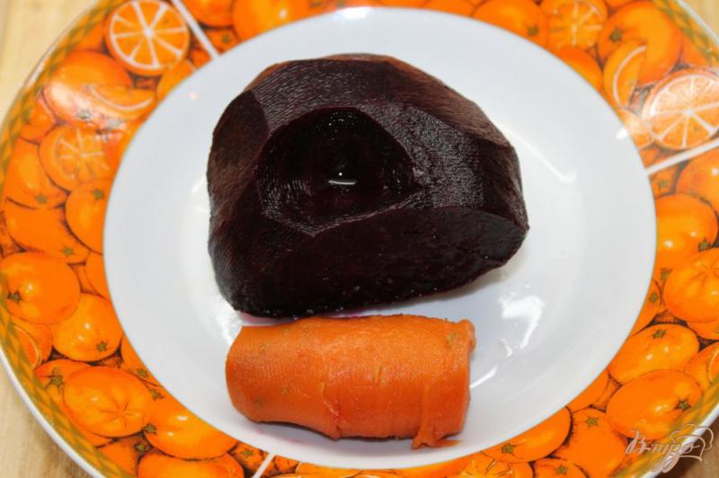 Фото приготовление рецепта: Свекольно - морковные шарики с зеленым луком шаг №1