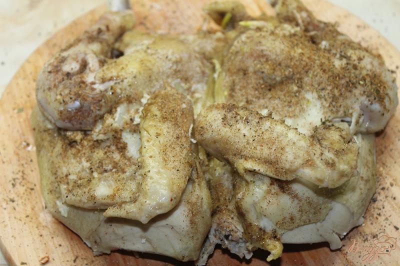 Фото приготовление рецепта: Румяный цыпленок в чесночном соусе шаг №4