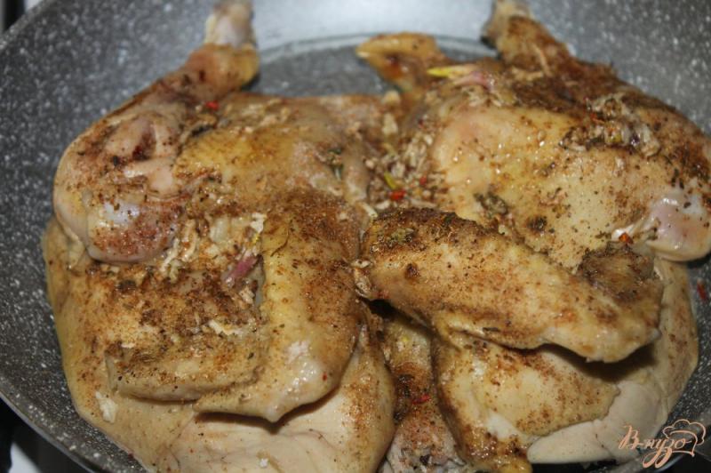 Фото приготовление рецепта: Румяный цыпленок в чесночном соусе шаг №5