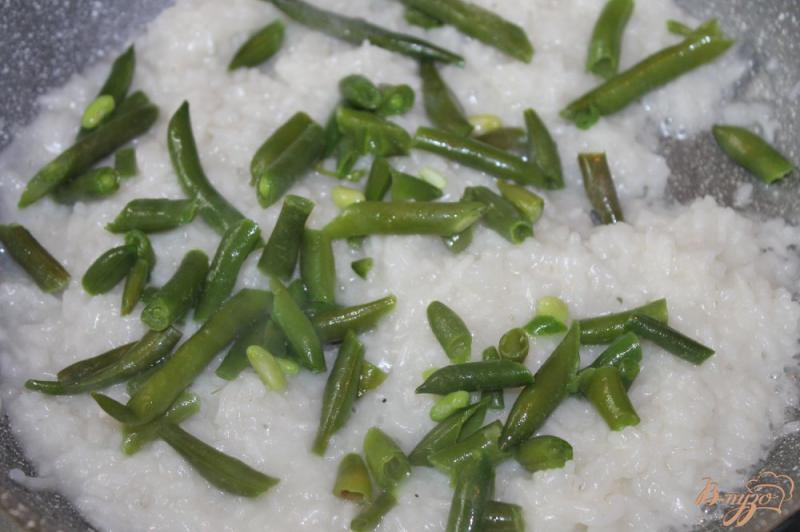 Фото приготовление рецепта: Отварной рис со спаржевой фасолью в соевом соусе шаг №2