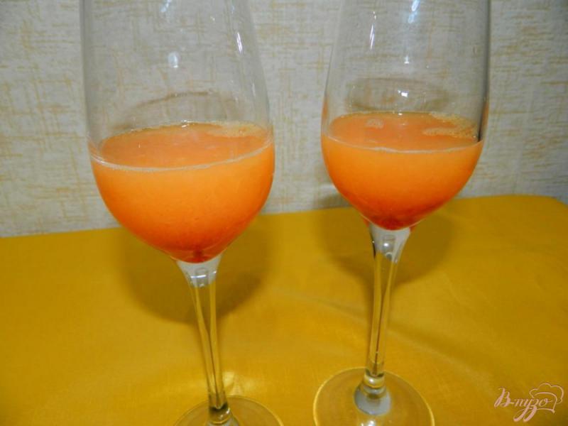 Фото приготовление рецепта: Апельсиновый коктейль с шампанским шаг №3