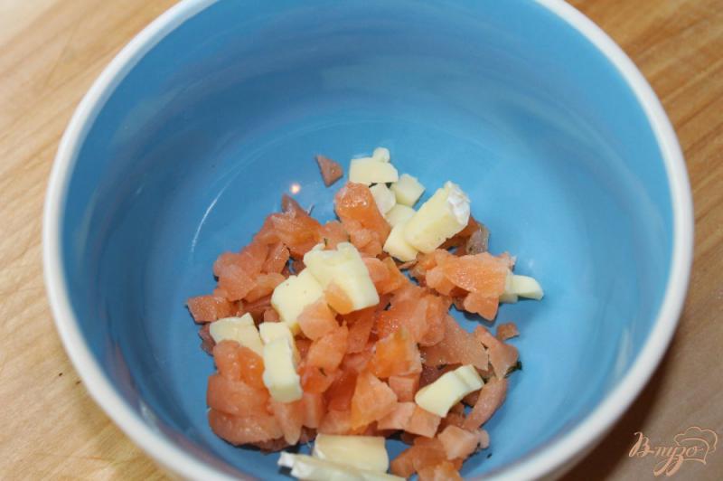 Фото приготовление рецепта: Быстрая закуска из лосося с сыром бри шаг №3