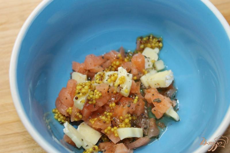 Фото приготовление рецепта: Быстрая закуска из лосося с сыром бри шаг №4
