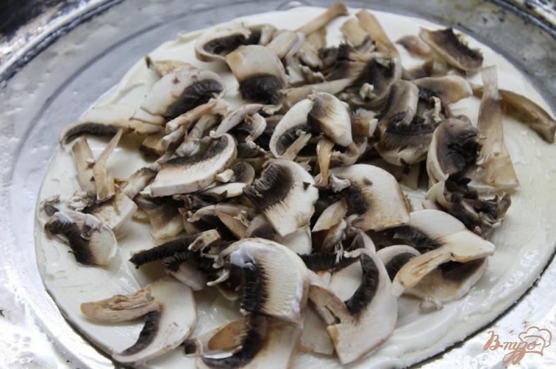Фото приготовление рецепта: Пицца с грибами и рокфором шаг №3