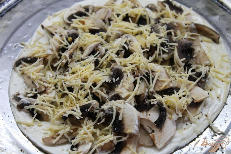 Фото приготовление рецепта: Пицца с грибами и рокфором шаг №4