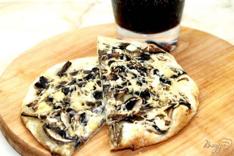 Фото приготовление рецепта: Пицца с грибами и рокфором шаг №6