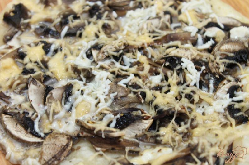 Фото приготовление рецепта: Пицца с грибами и рокфором шаг №5