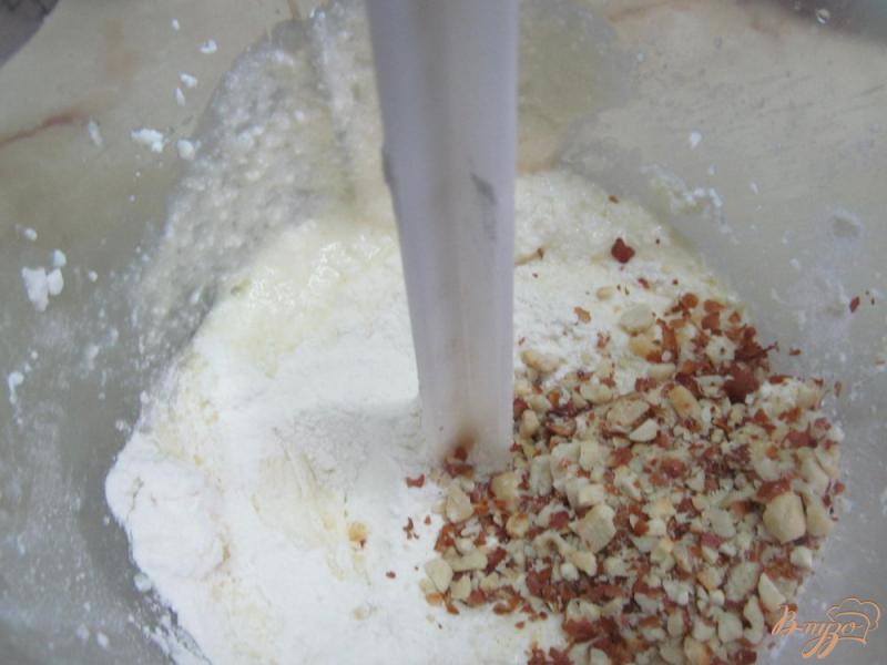 Фото приготовление рецепта: Сырники с арахисом и сливой шаг №2