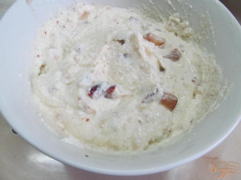 Фото приготовление рецепта: Сырники с арахисом и сливой шаг №4