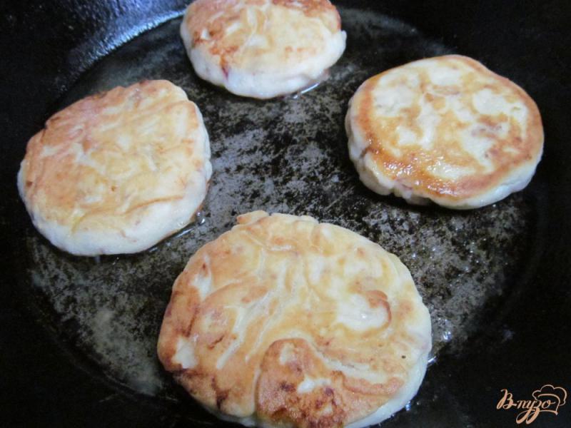 Фото приготовление рецепта: Сырники с арахисом и сливой шаг №7