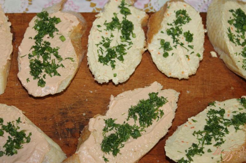 Фото приготовление рецепта: Бутерброды со шпротами, огурцом и моцареллой шаг №3