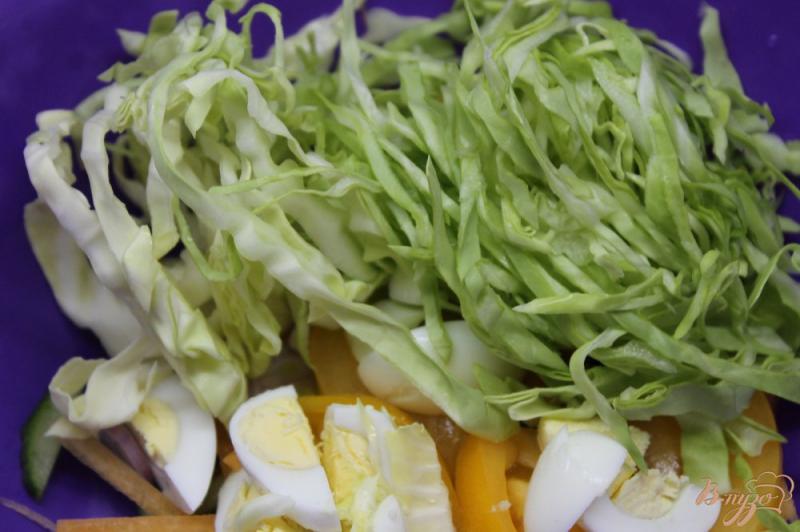 Фото приготовление рецепта: Капустный салат с перепелиным яйцом и сыром шаг №4