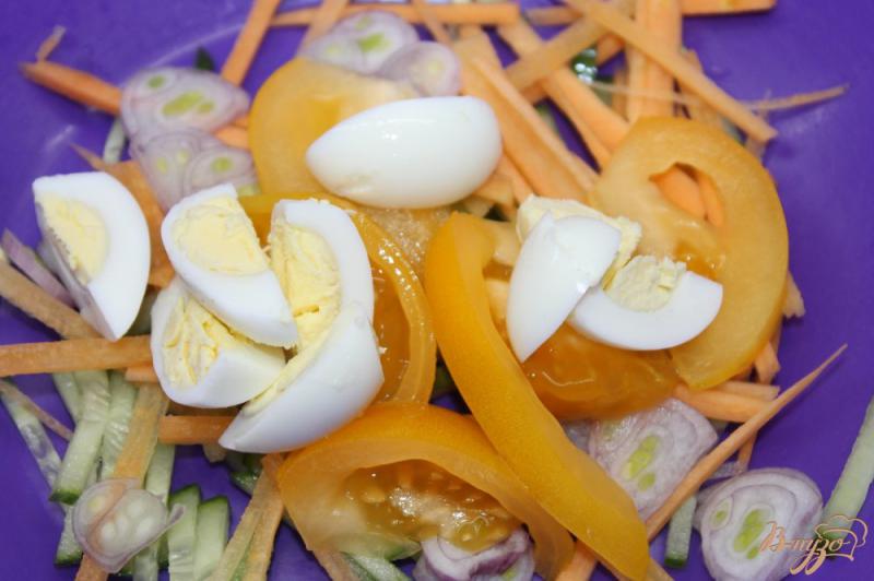 Фото приготовление рецепта: Капустный салат с перепелиным яйцом и сыром шаг №3