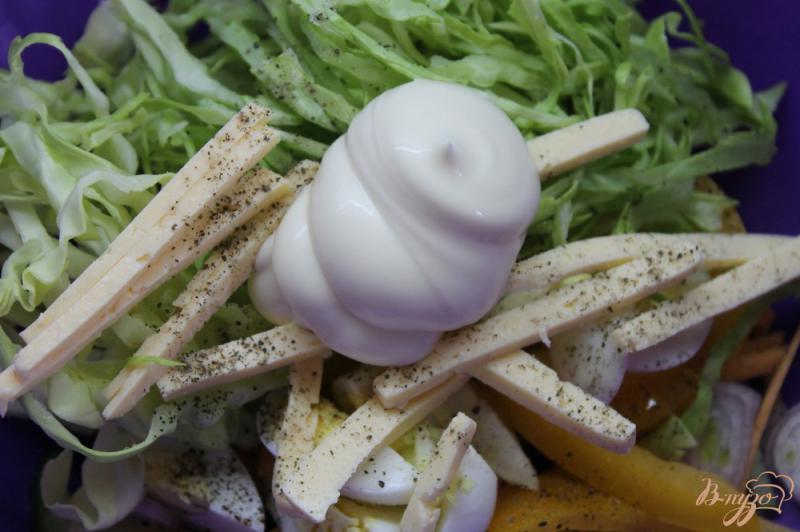 Фото приготовление рецепта: Капустный салат с перепелиным яйцом и сыром шаг №5