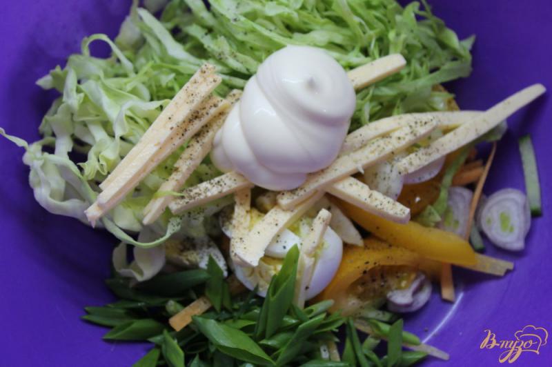 Фото приготовление рецепта: Капустный салат с перепелиным яйцом и сыром шаг №6