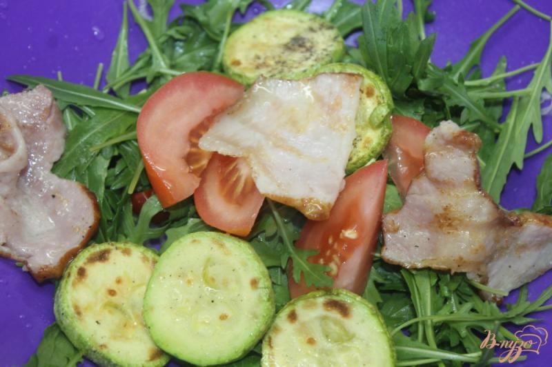 Фото приготовление рецепта: Теплый салат с кабачками гриль и беконом шаг №4