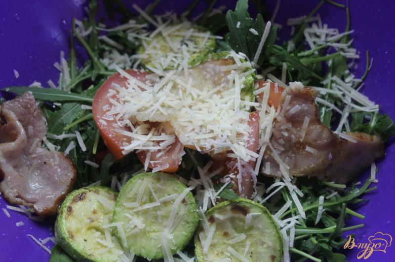 Фото приготовление рецепта: Теплый салат с кабачками гриль и беконом шаг №5
